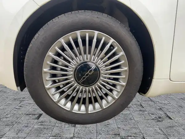 FIAT 500E (6/15)
