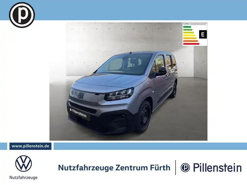 Bild eines FIAT DOBLO von vorne, silberfarben, mit Händlerinformationen und Energieeffizienzkennzeichnung.