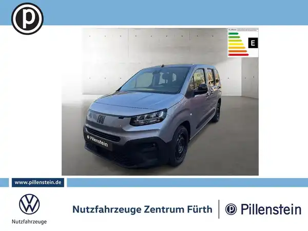 Bild eines FIAT DOBLO von vorne, silberfarben, mit Händlerinformationen und Energieeffizienzkennzeichnung.