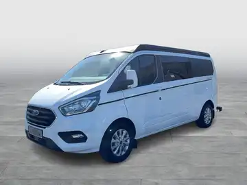 Das Bild zeigt einen weißen Ford Custom von der Seite.