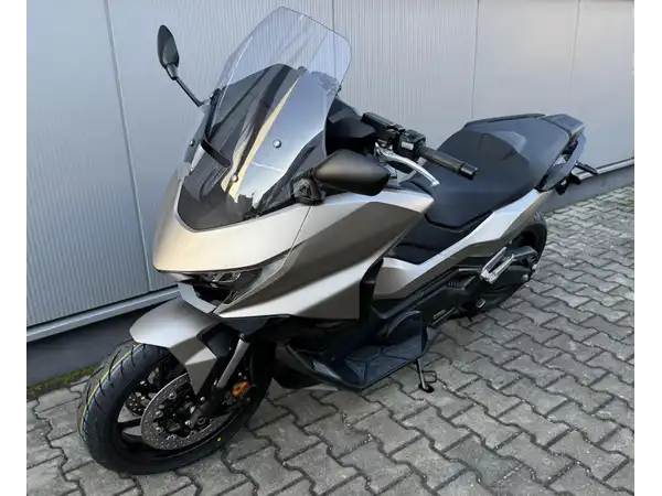 HONDA FORZA 750 (2/7)