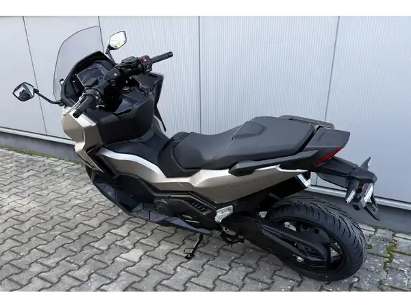 HONDA FORZA 750 (3/7)