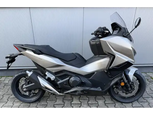 HONDA FORZA 750 (4/7)