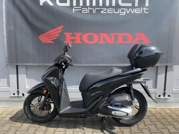 HONDA SH150i (1/6)