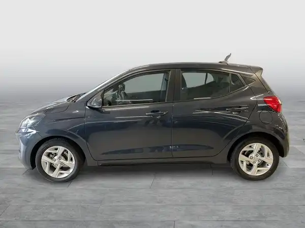 Das Bild zeigt einen schwarzen Hyundai i10 aus seitlicher Perspektive.