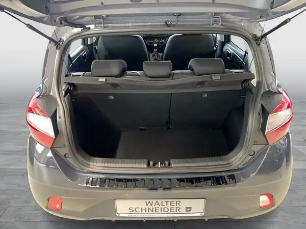 Ein Blick auf den Kofferraum eines HYUNDAI I10 von hinten, mit dem Händlerlogo 'WALTER SCHNEIDER' sichtbar.