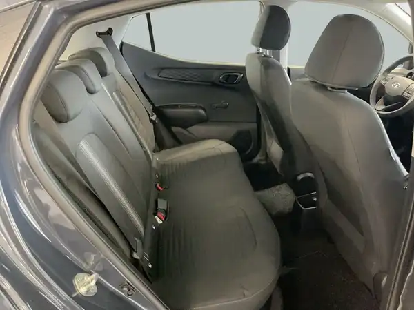 Das Bild zeigt den Innenraum eines HYUNDAI I10, speziell die Rücksitzbank in dunkelgrauer Farbe.