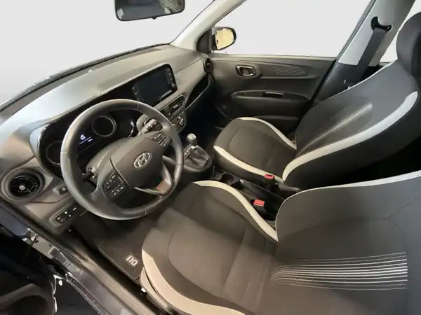 Innenaufnahme des Hyundai I10 in schwarz mit grauen Akzenten.