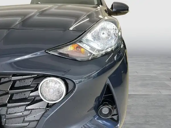 Das Bild zeigt die Vorderansicht eines schwarzen Hyundai i10.