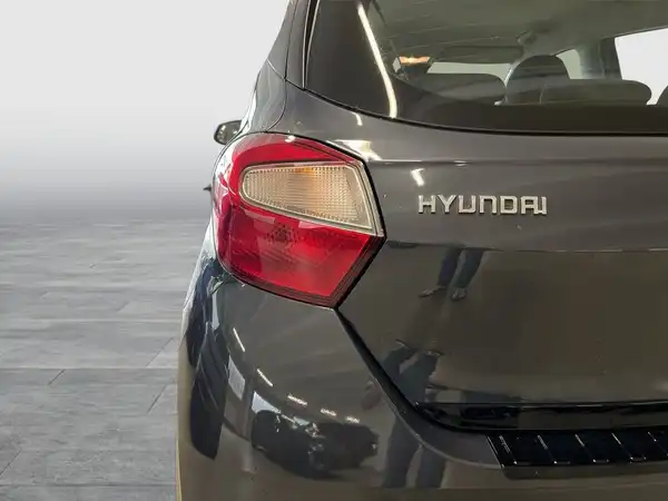 Das Bild zeigt den hinteren Teil eines grauen Hyundai i10.