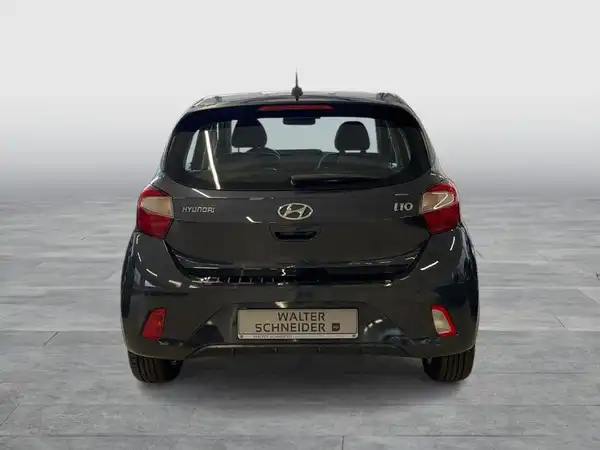 Das Bild zeigt den Hyundai I10 von hinten in schwarzer Farbe.