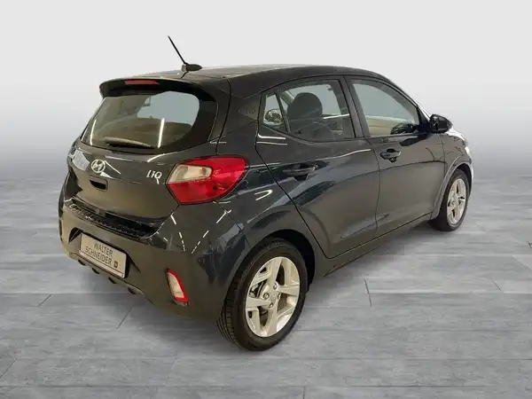 Das Bild zeigt einen Hyundai i10 von hinten in schwarzer Farbe.