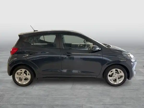 Ein Seitensichtbild eines schwarzen Fahrzeugs, möglicherweise eines Hyundai I10, auf einem neutralen Hintergrund.
