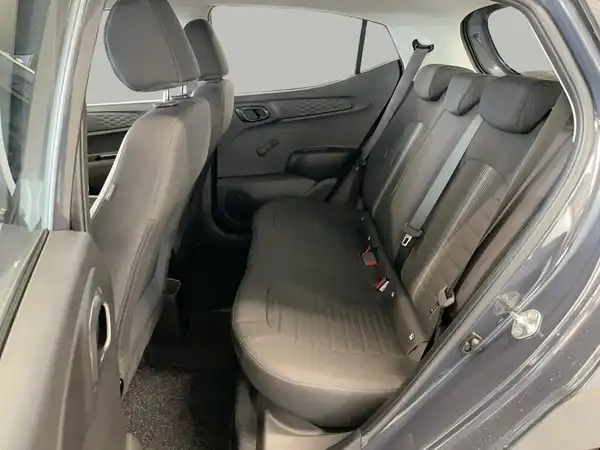 Das Bild zeigt den Innenraum des Fahrzeugs, speziell die Rücksitze in schwarzer Farbe.