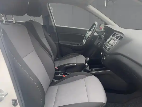 HYUNDAI I20 (11/15)