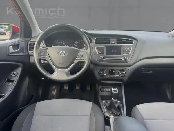HYUNDAI I20 (8/15)