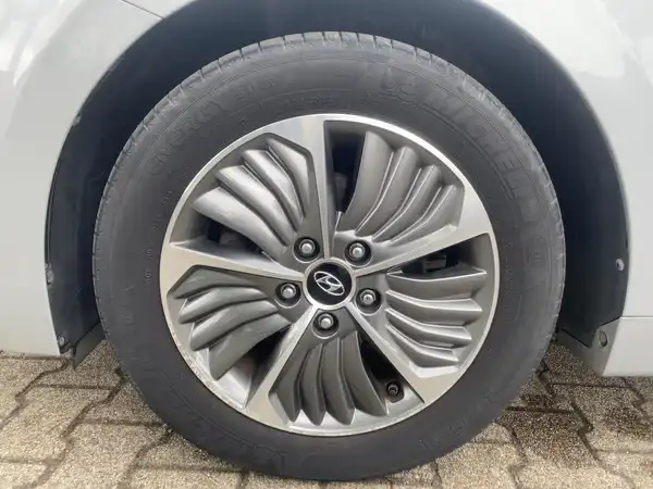 HYUNDAI IONIQ (7/15)
