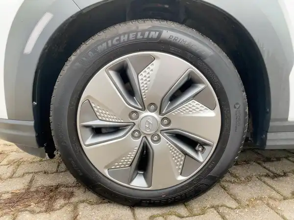 HYUNDAI KONA ELEKTRO (5/14)