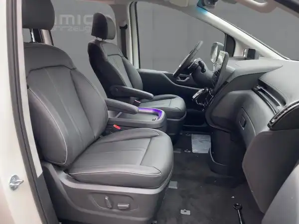 HYUNDAI STARIA (11/15)