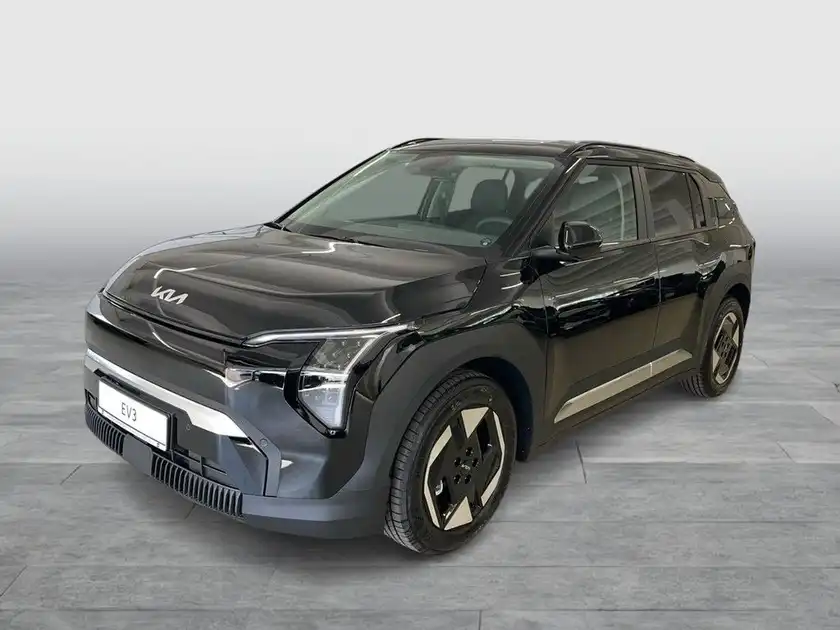 Ein schwarzes Fahrzeug, ein KIA EV3, aus der Frontansicht aufgenommen.