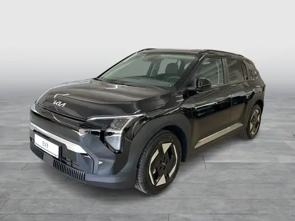 Ein schwarzes Fahrzeug, ein KIA EV3, aus der Frontansicht aufgenommen.