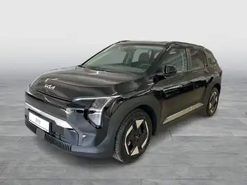 Ein schwarzes Fahrzeug, ein KIA EV3, aus der Frontansicht aufgenommen.