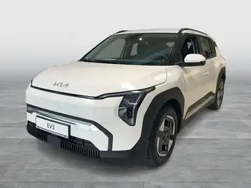 Das Bild zeigt einen weißen KIA EV3 von vorne.
