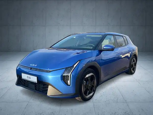 Das Bild zeigt einen blauen KIA EV4 aus der Frontalansicht. Es sind markante Texteinblendungen auf dem Bild vorhanden.