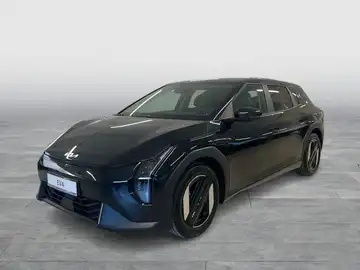 Das Bild zeigt einen KIA EV4 aus der Frontalansicht, in schwarzer Farbe.