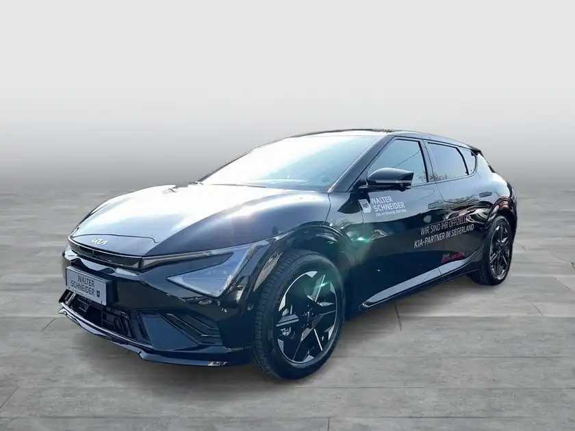 Das Bild zeigt einen KIA EV6 von der Seite in schwarzer Farbe. Es enthält markante Texteinblendungen.