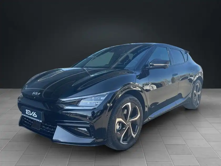 Das Bild zeigt einen schwarzen KIA EV6, aufgenommen aus der Seitenansicht.