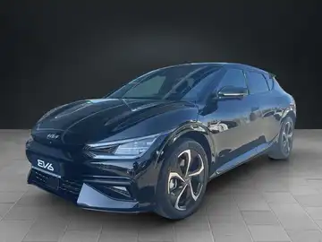 Das Bild zeigt einen schwarzen KIA EV6, aufgenommen aus der Seitenansicht.