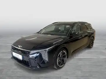 Das Bild zeigt einen schwarzen KIA K4 aus der Seitenansicht. Es handelt sich um ein Fahrzeugbild mit markanten Texteinblendungen.