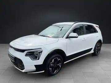 Ein Bild eines weißen KIA Niro, das von der Seite aufgenommen wurde.