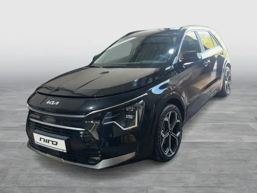 Bild eines schwarzen KIA NIRO von vorne, mit markanten Texteinblendungen.