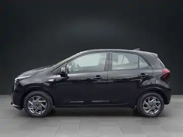 Das Bild zeigt einen schwarzen KIA Picanto aus der Seitenansicht.