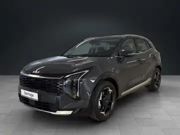 Das Bild zeigt einen schwarzen KIA Sportage, aufgenommen von vorne. Es handelt sich um ein Fahrzeugbild ohne Händlerlogo, jedoch mit markanten Texteinblendungen.
