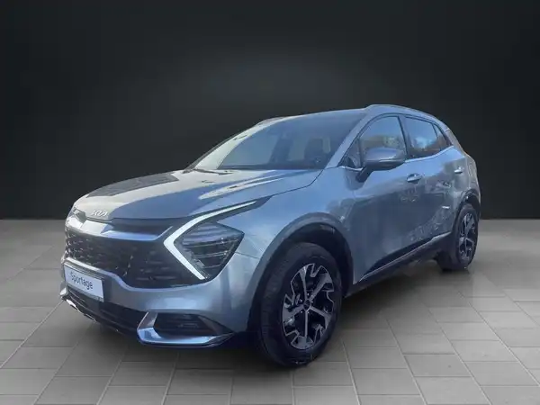 Das Bild zeigt einen silbernen KIA Sportage von der Seite.