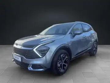Das Bild zeigt einen silbernen KIA Sportage von der Seite.