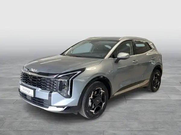 Das Bild zeigt einen silbernen KIA SPORTAGE von vorne. Es handelt sich um ein Fahrzeugbild.