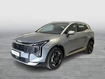 Das Bild zeigt einen silbernen KIA SPORTAGE von vorne. Es handelt sich um ein Fahrzeugbild.