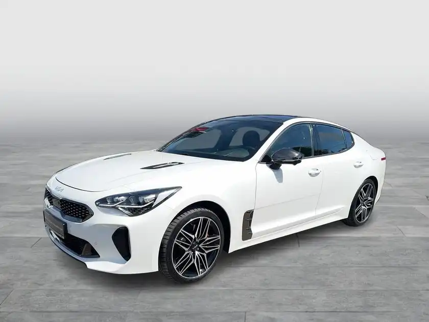 Das Bild zeigt einen weißen KIA STINGER von der Seite. Im Bild ist das Händlerlogo von Walter Schneider eingeblendet, sowie weitere markante Texteinblendungen.