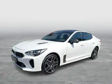Das Bild zeigt einen weißen KIA STINGER von der Seite. Im Bild ist das Händlerlogo von Walter Schneider eingeblendet, sowie weitere markante Texteinblendungen.