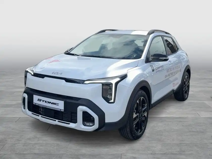 Das Bild zeigt einen weißen KIA STONIC von vorne. Der Wagen hat sportliche Eigenschaften und ist in einem modernen Design gehalten. Es sind Texteinblendungen sichtbar.