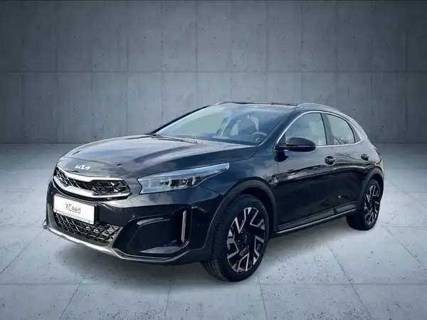 Das Bild zeigt einen schwarzen KIA XCEED aus der Seitenansicht. Es handelt sich um ein Fahrzeugbild, kein Banner oder Werbung.
