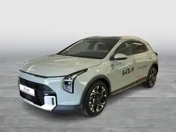 Das Bild zeigt einen KIA XCEED von der Seite in hellblauer Farbe. Auf dem Fahrzeug ist ein Händlerlogo zu sehen, und es gibt markante Texteinblendungen.