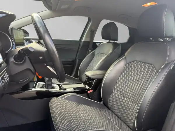 Innenaufnahme eines KIA XCEED mit schwarzem, gemustertem Stoffinterieur.