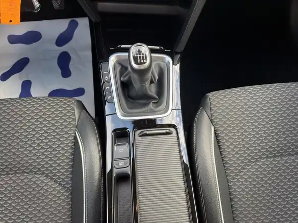 Eine Innenaufnahme des Fahrzeugs KIA XCEED mit Schaltknüppel und Sitzen in schwarz-grauem Design.