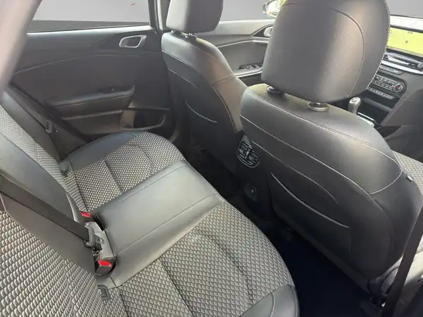 KIA XCEED (18/25)