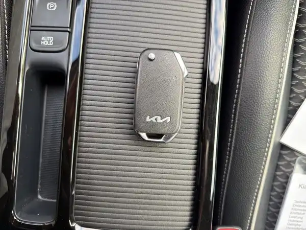 Das Bild zeigt die Innenansicht eines KIA XCEED mit einem schwarzen Interieur und dem Fahrzeugschlüssel auf dem Armaturenbrett.
